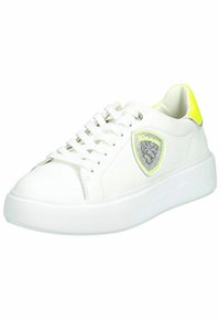 Sneaker bianca con punta arrotondata, caratterizzata da un accento sul tallone in giallo neon e una patch logo testurizzata con strass sul lato.