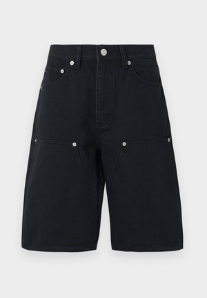 Calções de ganga pretos com um design de perna reta, apresentando dois bolsos frontais e detalhes em metal prateado. Tecido texturizado com pormenores de costura.