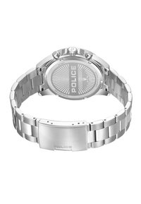 Silverfärgad rostfri stålarmbandsur med länkband, en rund urkapsel och en texturerad baksida med en logotyp och radielt mönster.