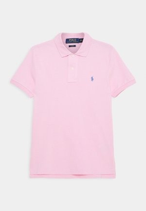 Lyserød kortærmet polo med to knapper foran og lille blå Ralph Lauren-logo broderet på brystet.
