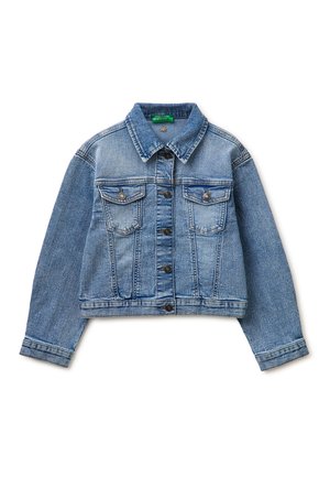 Blaue Jeansjacke mit Knopfleiste und zwei Brusttaschen, flach auf weißem Hintergrund liegend.