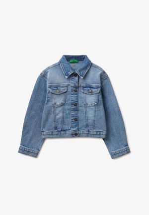 Chaqueta de mezclilla azul con cierre de botones y dos bolsillos en el pecho, extendida sobre un fondo blanco.