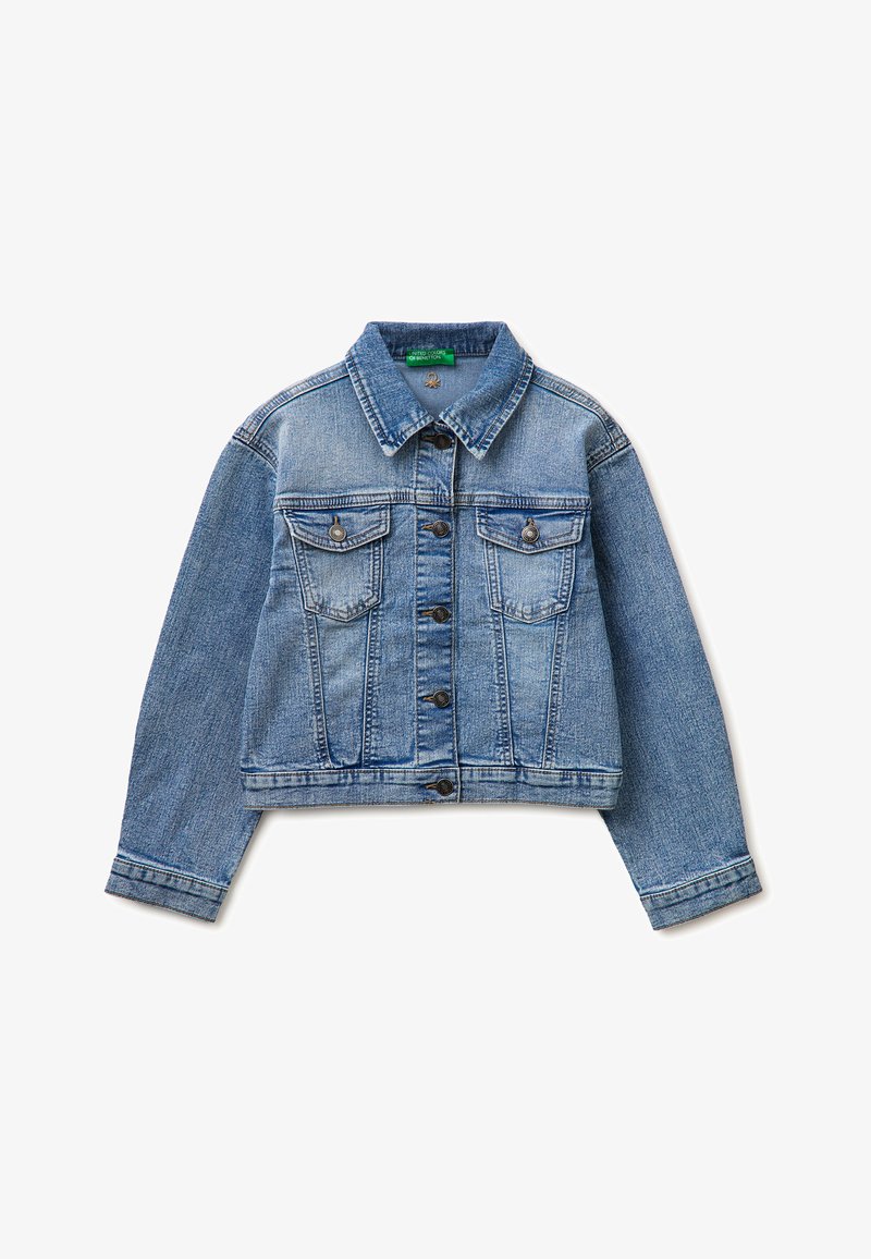 Niebieska kurtka dżinsowa z przodu na guziki i dwoma kieszeniami na piersi, ułożona płasko na białym tle.