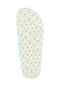 Suola di scarpa azzurro chiaro con una suola in gomma bianca testurizzata che presenta un motivo a diamante per un grip migliore.