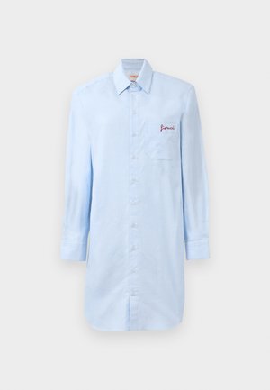 Hele sinine pikkade varrukatega nööpidega särk terava kraega ja rinna tasku, millel on helesinise teksti punane tikand.