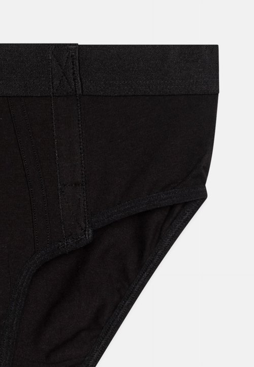 Juodos medvilnės trumpikės su storu, elastingu juosmeniu. Turi sklandų paviršių ir siuvinėtas briaunas, demonstruojančios klasikinį trumpikių dizainą.