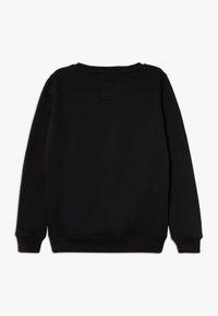 Fekete pulóver kerek nyakkivágással, hosszú ujjakkal és bordás mandzsettákkal. A felső háton egy kis négyzet alakú folt díszíti. Sima tapintású.