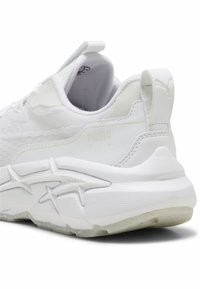 Baskets blanches avec tige en mesh et en synthétique, semelle intermédiaire blanche épaisse décorée de motifs en forme d'étoiles, et un col rembourré pour le confort.