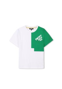 Camiseta de algodón blanca con un panel verde en el lado izquierdo, con el texto "DKNY NEW YORK" en blanco. Cuello redondo, mangas cortas.