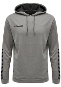 Sudadera con capucha gris hecha de tela texturizada. Presenta un logo en el pecho y un patrón de rayas negras y grises en las mangas.