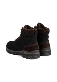 Czarne i brązowe zamszowe botki do kostek z wyściełanym kołnierzem, sznurowanym zapięciem, wzmocnionym obcasem i teksturowaną gumową podeszwą.