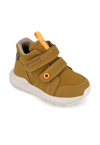 Zapatillas marrones para bebés con tira de sujeción naranja, doble correa de velcro, suela blanca y etiqueta de la marca en el costado, diseñadas para la comodidad y facilidad de uso.