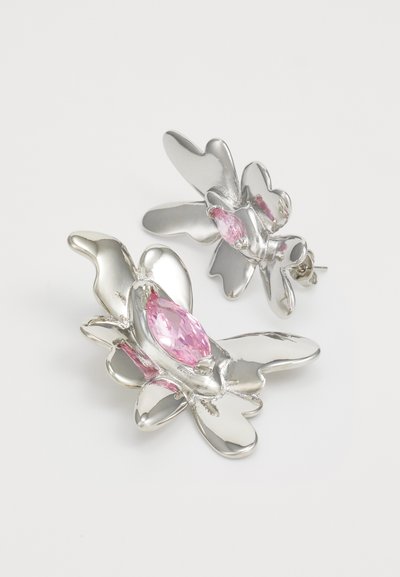 Orecchini a forma di farfalla in argento con gemme rosa incastonate in un design lucido; texture liscia con una finitura riflettente.