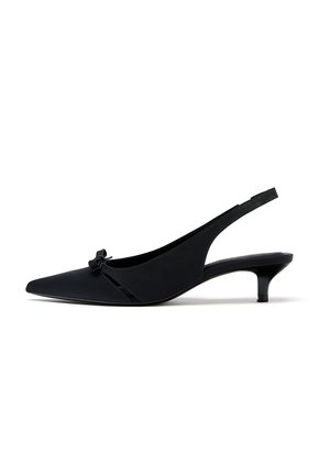 Schwarzer Slingback mit spitz zulaufender Kappe, kleinem Kitten-Heel und dekorativer Schleife an der Vorderseite, seitlich dargestellt.