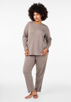 Conjunto de ropa de estar cómodo en tejido suave y color marrón claro; cuenta con una parte superior de manga larga con escote redondo y pantalones de corte relajado.