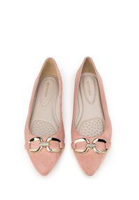 Ballerines en daim rose avec un bout pointu, dotées d'un accent en chaîne dorée et d'une semelle intérieure rembourrée pour le confort. Pas de talon visible.