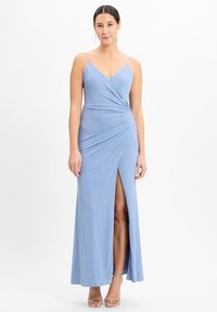 Blaues ärmelloses Kleid mit V-Ausschnitt, Wickeldesign, Raffungen an der Taille und einem hohen Schlitz bis zum Oberschenkel; aus einem schimmernden, strukturierten Stoff gefertigt.