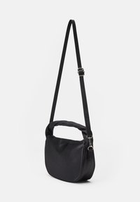 Borsa a spalla in tessuto nero con forma arrotondata, tracolla regolabile e manico imbottito. Presenta una texture liscia e accenti hardware minimali.