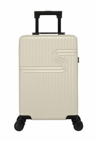 Harde koffer in roomkleur met verticale ribbeltextuur, zwarte uitschuifbare handgreep en vier draaiwielen voor mobiliteit.