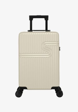 Harde koffer in roomkleur met verticale ribbeltextuur, zwarte uitschuifbare handgreep en vier draaiwielen voor mobiliteit.