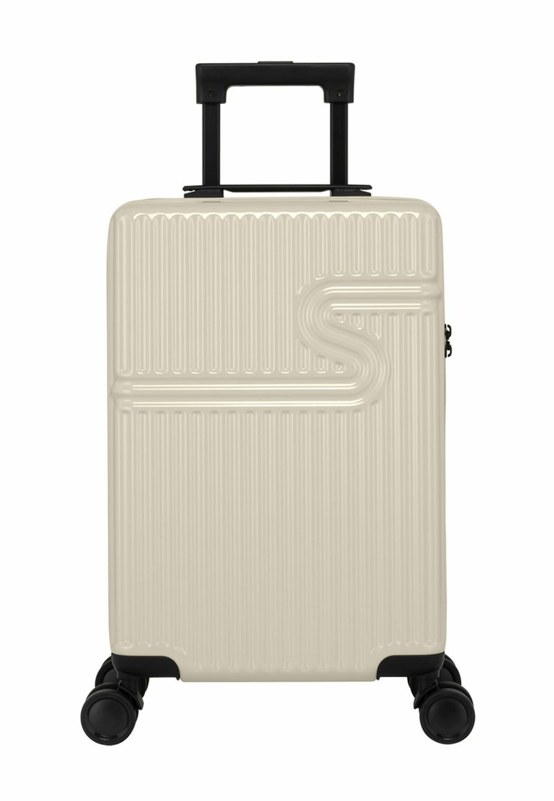 Harde koffer in roomkleur met verticale ribbeltextuur, zwarte uitschuifbare handgreep en vier draaiwielen voor mobiliteit.