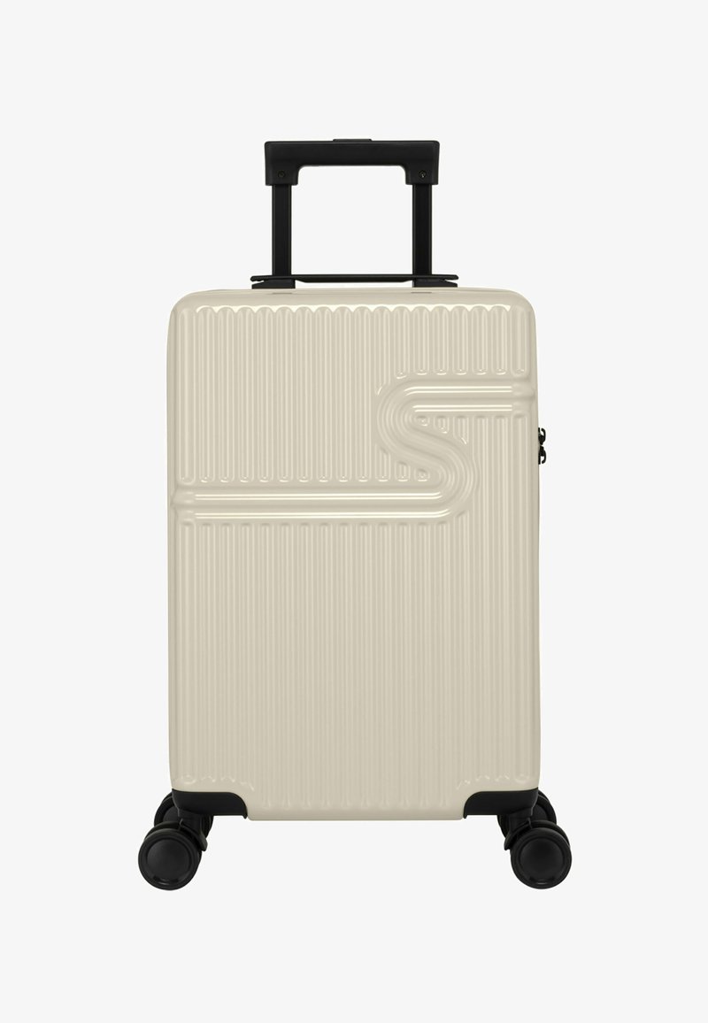 Harde koffer in roomkleur met verticale ribbeltextuur, zwarte uitschuifbare handgreep en vier draaiwielen voor mobiliteit.