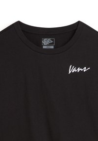 Mustat puuvillapaidat, joissa on pyöreä kaula-aukko; vasemmassa rinnassa on valkoinen, brodeerattu "Vans"-logo. Koko-etiketti osoittaa pienen koon.