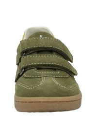 Scarpa verde in suede con due cinturini a strappo, cuciture bianche e suola in gomma beige. Punta arrotondata con dettagli di design minimi.
