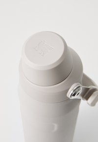 Bottiglia d'acqua isolata grigia chiaro con tappo avvitabile, decorata con un logo di un cavallo alato in rilievo e un gancio metallico sul lato.