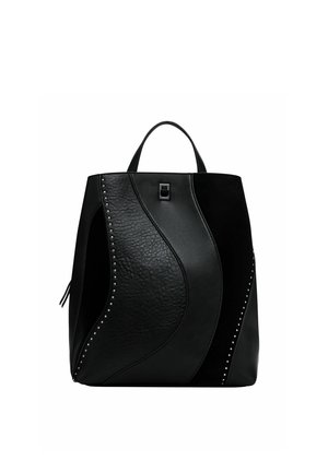 Schwarzer Leder-Rucksack mit geschwungener Panelform, strukturierten Oberflächen, Nietenakzenten und einem oberen Griff. Verfügt über eine seitliche Reißverschlusstasche.