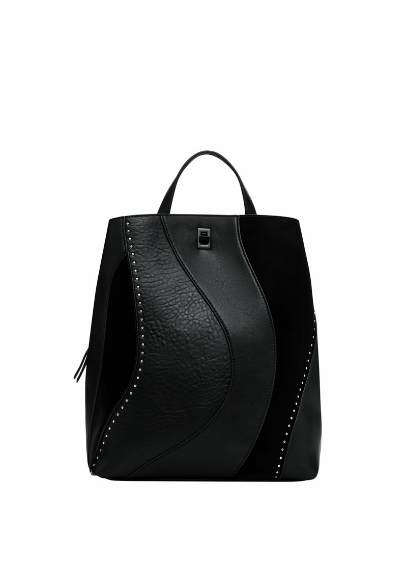 Schwarzer Leder-Rucksack mit geschwungener Panelform, strukturierten Oberflächen, Nietenakzenten und einem oberen Griff. Verfügt über eine seitliche Reißverschlusstasche.