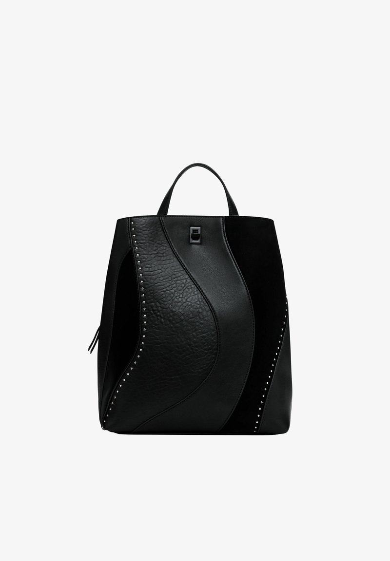 Schwarzer Leder-Rucksack mit geschwungener Panelform, strukturierten Oberflächen, Nietenakzenten und einem oberen Griff. Verfügt über eine seitliche Reißverschlusstasche.