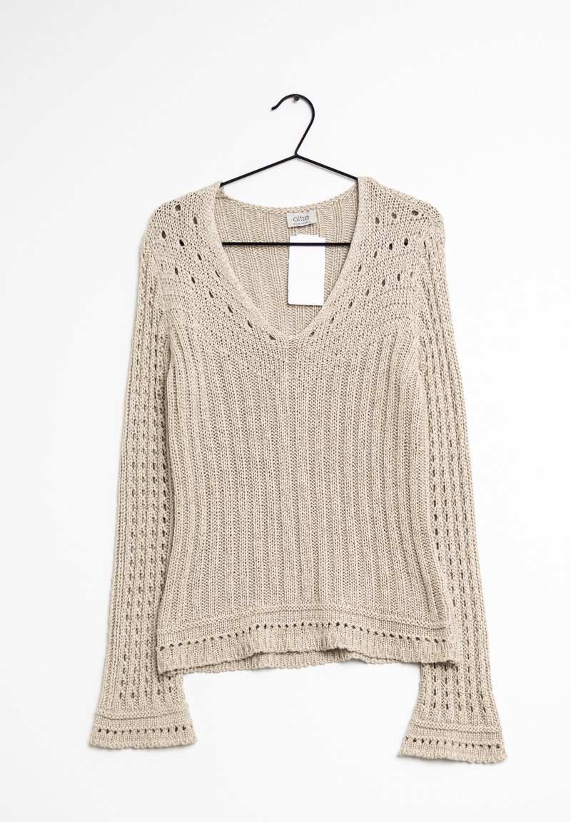 Beżowy sweter dziany z długimi rękawami i dekoltem w kształcie litery V, wiszący na czarnym wieszaku na białym tle.