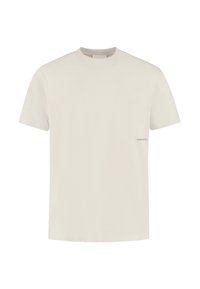 Crèmekleurig katoenen t-shirt met een ronde hals en korte mouwen. Voorzien van een klein logo "PUREPATH" dat aan de linkerkant is gedrukt.