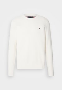 Pull en maille blanc à manches longues avec col rond et petit logo rectangulaire sur la poitrine gauche, présenté sur un fond uni.