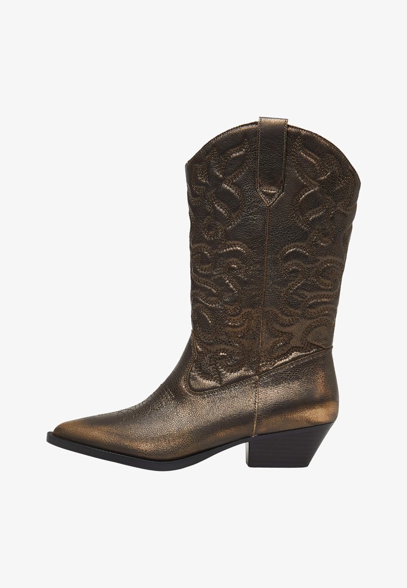 Cowboy boot in bronze faux leather with ornate stitching. Features a pointed toe and a stacked heel. Textured surface adds depth.