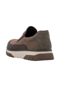 Brown leren instapschoen met een khaki suède accent, met een gevoerde zool en een gestructureerde outsole voor grip. Gestikte details zijn zichtbaar.