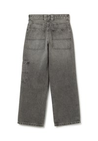 Pantalones cargo de mezclilla gris con un corte holgado. Cuenta con dos bolsillos traseros y un bolsillo lateral. Los acabados sin dobladillo añaden textura al diseño.