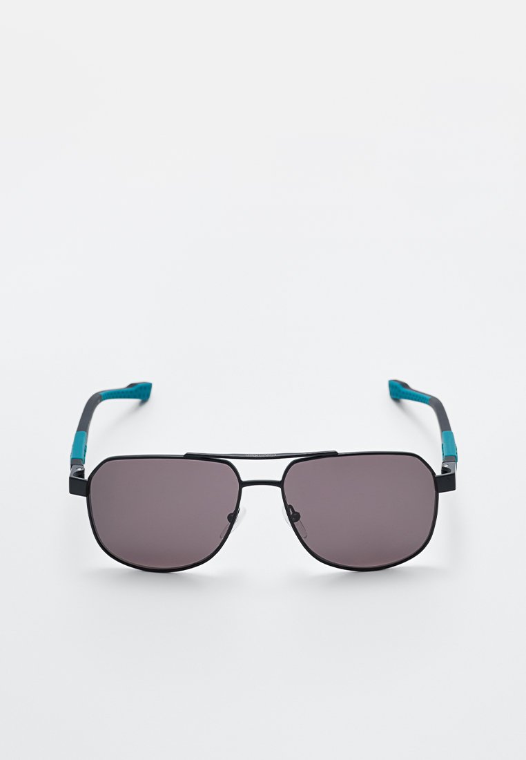 Gafas de sol rectangulares negras con lentes oscuros, con detalles en color teal en las patillas y un elegante marco de metal.