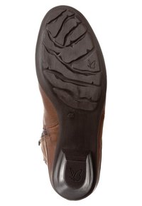 Suela de zapato de cuero marrón con patrón de banda de rodadura texturizado, que presenta un logotipo de mariposa cerca del talón y talla marcada como 4½.