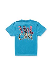 Turkis bomulds t-shirt med en flerfarvet grafisk tryk på ryggen med "VOLCOM" i fed skrift og et mønstrets tekstur.