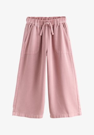 Różowe spodnie z szerokimi nogawkami, elastycznym paskiem, sznurkiem i dwoma przednimi naszywanymi kieszeniami, pokazane na białym tle.