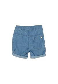 Pantalones cortos de mezclilla azul para niños pequeños con cintura elástica, puños doblados y un solo bolsillo trasero con un detalle de remache.