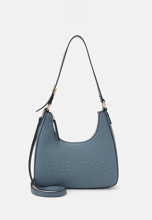 Kék bőr kézitáska íves formával, megemelt "VALENTINO" felirattal, aranyszínű zárszerkezettel és állítható pánttal.