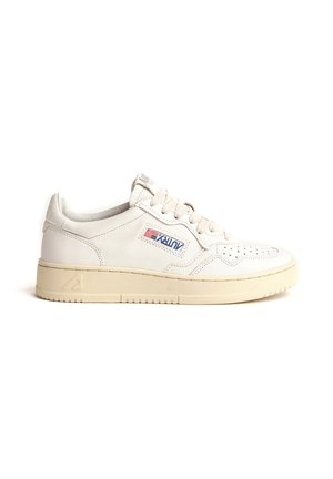 Sneaker in pelle bianca low-top con suola beige, chiusura frontale con lacci e piccolo patch con logo della bandiera americana sul lato, etichettato "Autry."