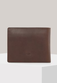 Bruin leren portemonnee met een gladde textuur, met een eenvoudig geperst logo. Rechthoekige vorm met schone randen en een minimaal ontwerp.