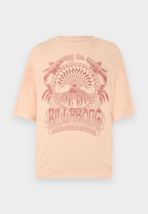 Tricou scurt cu mânecă, de culoare piersică deschisă, cu un design grafic roșu care prezintă palmieri și soare, având textul "BILLABONG" imprimat pe un material din bumbac moale.