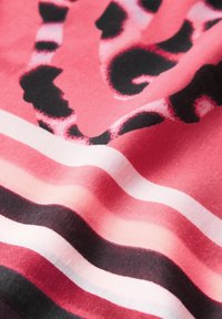 Satintryck med ett abstrakt mönster i rosa och svart, med böljande ränder i varierande bredder och färger, vilket skapar en jämn, texturerad yta.