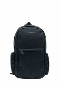 Zaino nero dal design elegante, realizzato in tessuto resistente. Presenta una tasca frontale con zip, tasche laterali e un sottile dettaglio del logo.