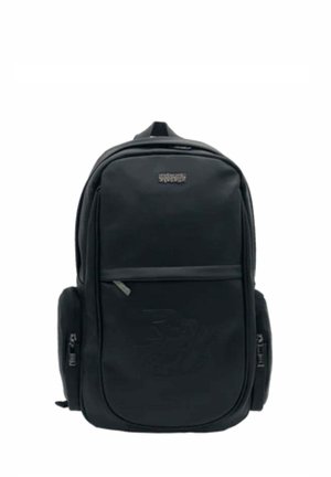Zaino nero dal design elegante, realizzato in tessuto resistente. Presenta una tasca frontale con zip, tasche laterali e un sottile dettaglio del logo.